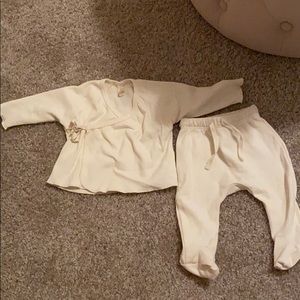 Quincy Mae top & footed bottom set EUC 0-3M